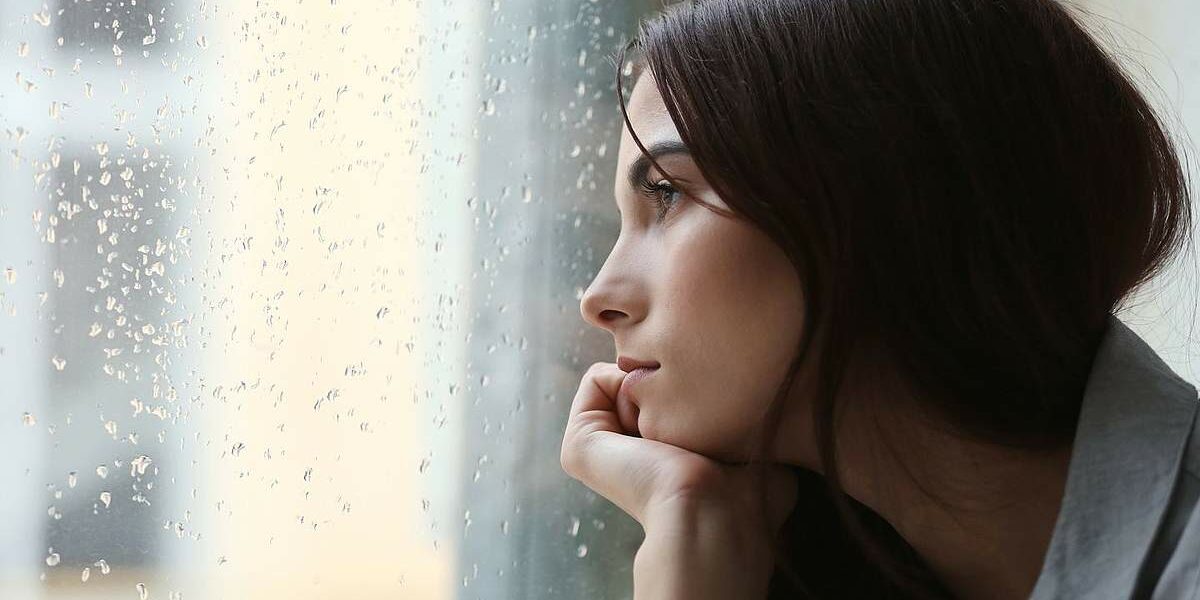 jeune femme à sa fenêtrejpg