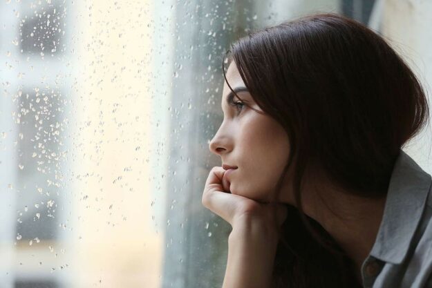 jeune femme à sa fenêtrejpg